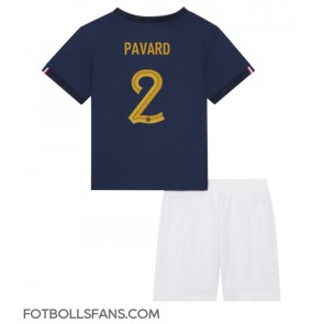 Frankrike Benjamin Pavard #2 Replika Hemmatröja Barn VM 2022 Kortärmad (+ Korta byxor)
